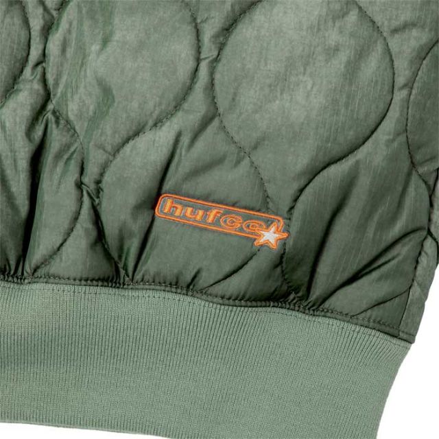 HUF ハフ アウター キルティングプルオーバー FL80070 FRESHIES QUITED CREW MOSS メンズ クルーネック ジャケット 中綿 (231218)