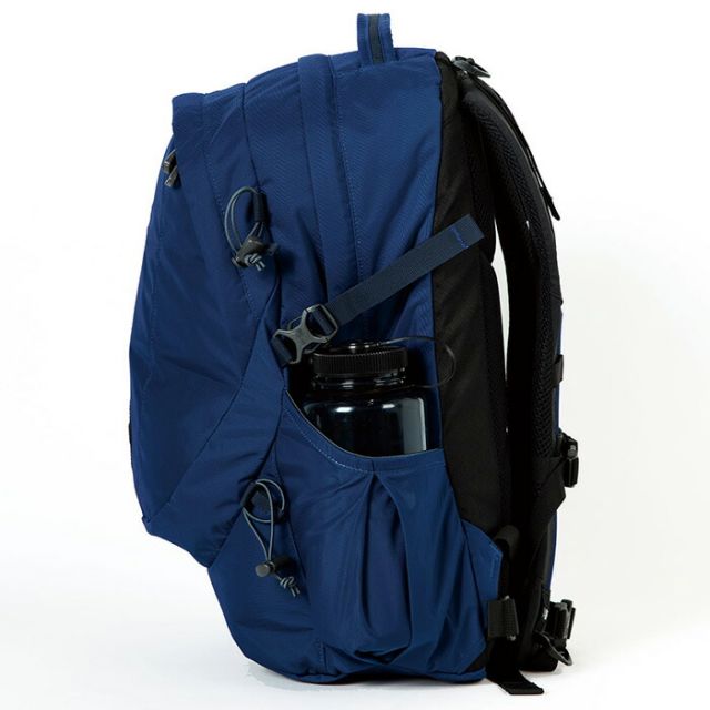 カリマー リュックサック KARRIMOR 501210 eclipse 27 リュックサック デイパック バックパック 27L A4収納 PCホルダー付き ハイドレーション対応 オーガナイザー搭載 ポールキャリア付き トレッキング ハイキング デイリー black ブラック (2502)