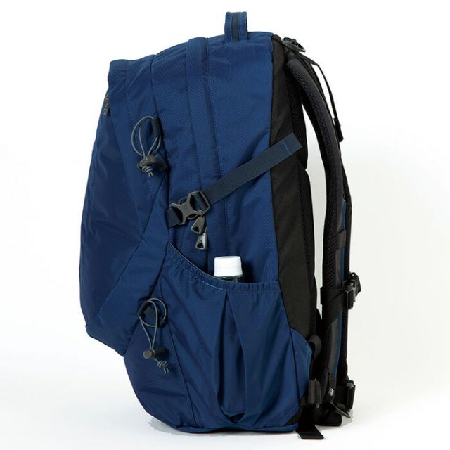 カリマー リュックサック KARRIMOR 501210 eclipse 27 リュックサック デイパック バックパック 27L A4収納 PCホルダー付き ハイドレーション対応 オーガナイザー搭載 ポールキャリア付き トレッキング ハイキング デイリー black ブラック (2502)
