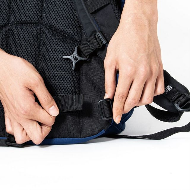 カリマー リュックサック KARRIMOR 501210 eclipse 27 リュックサック デイパック バックパック 27L A4収納 PCホルダー付き ハイドレーション対応 オーガナイザー搭載 ポールキャリア付き トレッキング ハイキング デイリー black ブラック (2502)