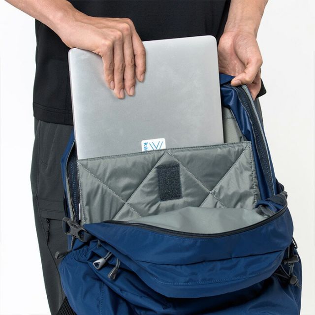 カリマー リュックサック KARRIMOR 501210 eclipse 27 リュックサック デイパック バックパック 27L A4収納 PCホルダー付き ハイドレーション対応 オーガナイザー搭載 ポールキャリア付き トレッキング ハイキング デイリー black ブラック (2502)