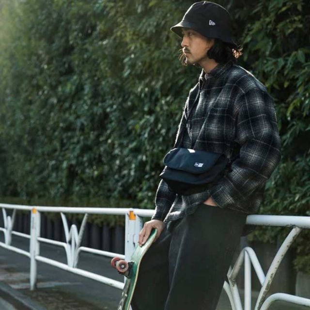 ニューエラ ショルダーバッグ ミニ 3.5L ブラック ポーチ型ボディバッグ 軽量モデル  NEW ERA SHOULDER BAG MINI 軽量 コンパクト フェス アウトドア ユニセックス 旅行 トラベル (14521320) メール便 (240305)
