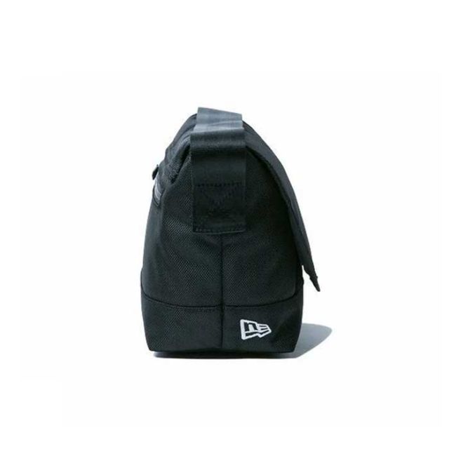 ニューエラ ショルダーバッグ ミニ 3.5L ブラック ポーチ型ボディバッグ 軽量モデル  NEW ERA SHOULDER BAG MINI 軽量 コンパクト フェス アウトドア ユニセックス 旅行 トラベル (14521320) メール便 (240305)