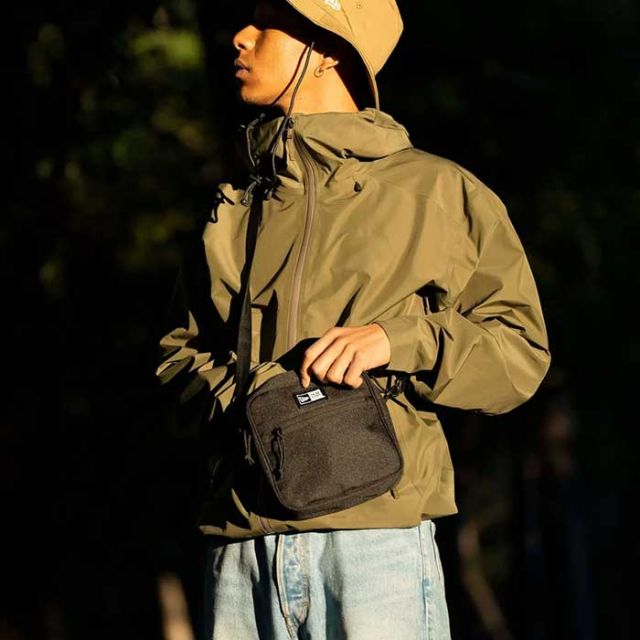 NEW ERA SQUARE SHOULDER POUCH