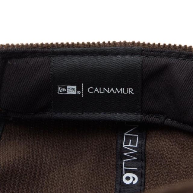 9TWENTY CALNAMUR カルナムール マイクロコーデュロイ コラボ  ロゴ キャップ 帽子 ニューエラ NEW ERA 藤田ニコル にこるん フリーサイズ サイズ調整可能 ウィメンズ レディース ウォルナット クローム 14349037 / 14349036 (241011)