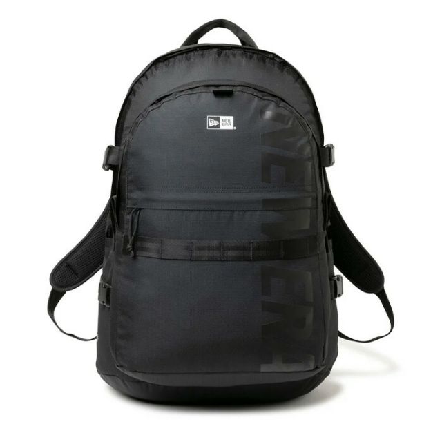 ニューエラ キャリアパック 35L ライトウェイト プリントロゴ ブラック × ブラック NEWERA CARRIER PACK 150D NE LOGO バックパック リュック バック キャリアパック 通勤 通学 PC収納 アウトドア ブラック (2503)