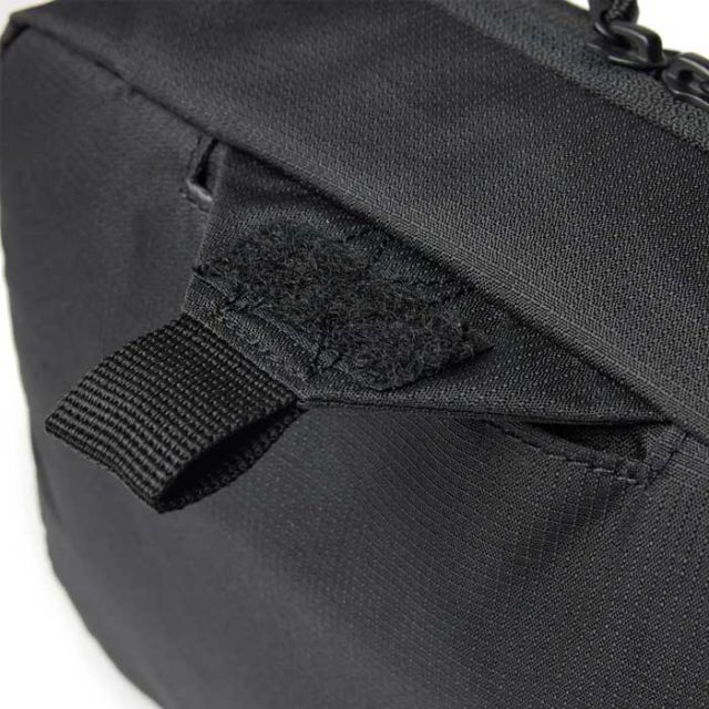 NEW ERA TRAVEL COSMETIC POUCH LOGO