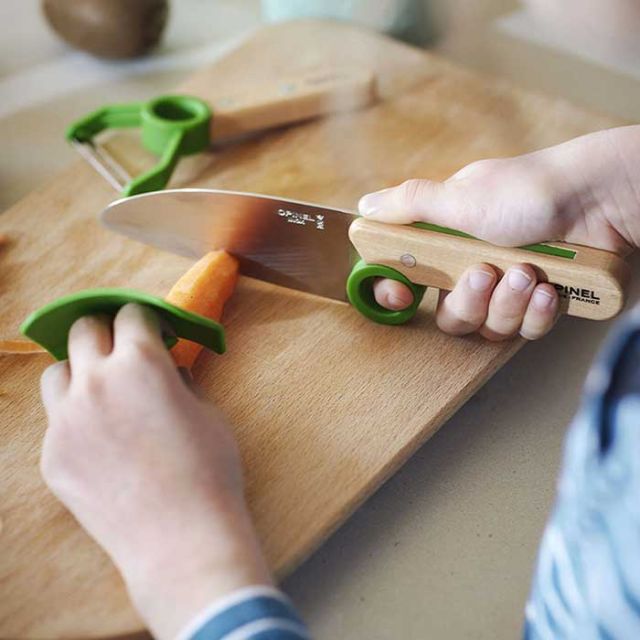 オピネル 3点キッチンセット キッズ opinel Le petit chef BOX SET シェフナイフ プロテクトフィンガー ピーラー 皮剥き器 包丁 指ガード ステンレス こども包丁 子供用 ギフト プレゼント ブルー グリーン レッド メール便(240708)