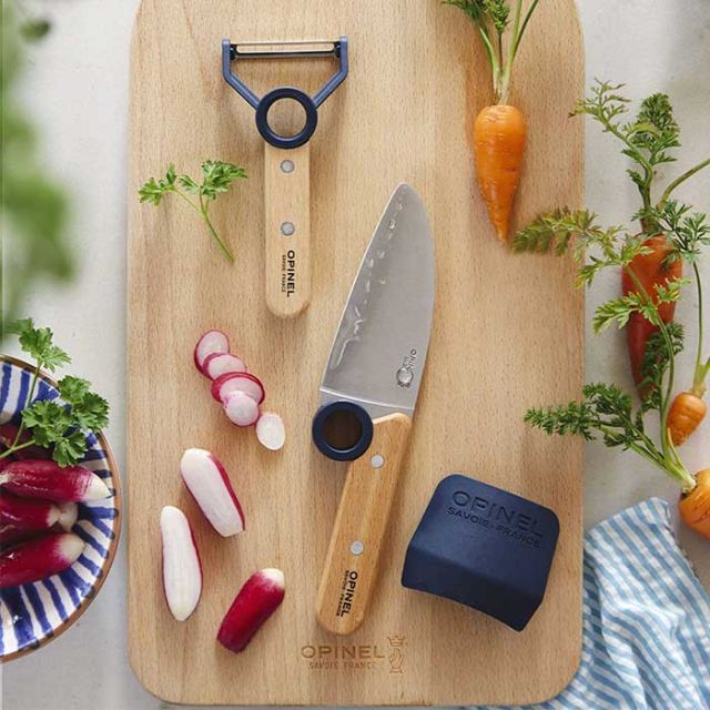 オピネル 3点キッチンセット キッズ opinel Le petit chef BOX SET シェフナイフ プロテクトフィンガー ピーラー 皮剥き器 包丁 指ガード ステンレス こども包丁 子供用 ギフト プレゼント ブルー グリーン レッド メール便(240708)