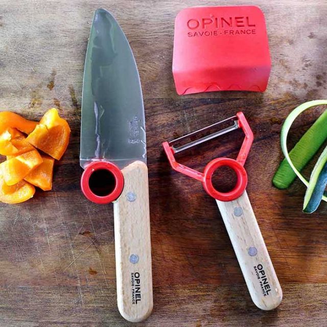 オピネル 3点キッチンセット キッズ opinel Le petit chef BOX SET シェフナイフ プロテクトフィンガー ピーラー 皮剥き器 包丁 指ガード ステンレス こども包丁 子供用 ギフト プレゼント ブルー グリーン レッド メール便(240708)