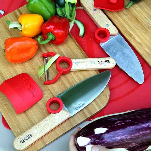 オピネル 3点キッチンセット キッズ opinel Le petit chef BOX SET シェフナイフ プロテクトフィンガー ピーラー 皮剥き器 包丁 指ガード ステンレス こども包丁 子供用 ギフト プレゼント ブルー グリーン レッド メール便(240708)