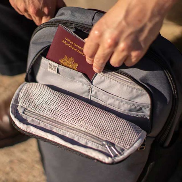 パックセーフ トラベル リュック pacsafe 12970352 バイブ 20 バックパック デイパック バッグ 旅行 盗難防止 社会人 新生活 通学 プレゼント (240209)