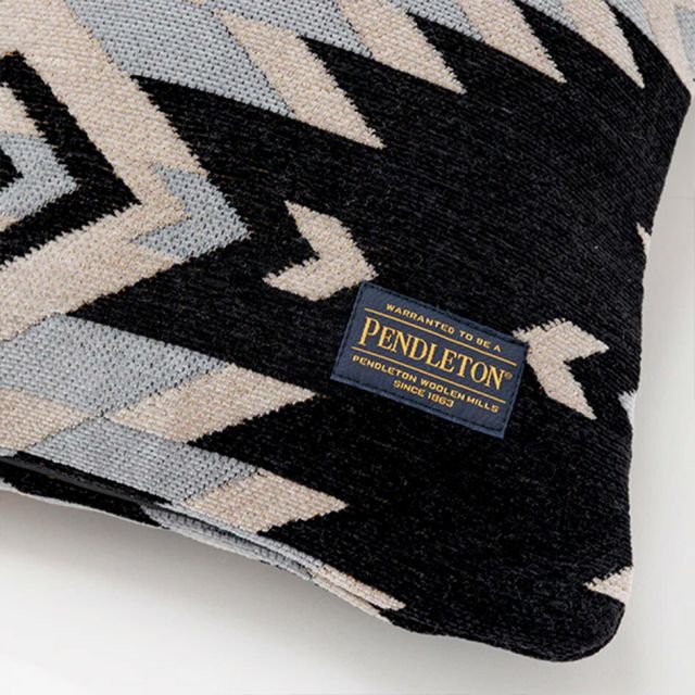 ペンドルトン PENDLETON 19802597 NEW クッションカハ゛ーWYE FL   NEW クッションカバー 45×45cm 上質ポリエステル素材 落ち着いたトーン  ソファ ベッド インテリア おしゃれ ギフト 結婚祝い 新築祝い 引っ越し祝い (250828)