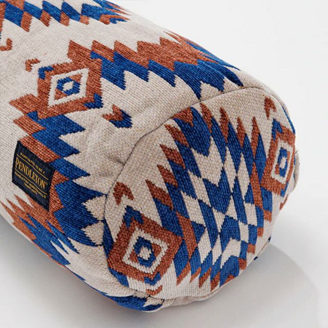 ペンドルトン PENDLETON 19800358 BOSTクッション WYETHFALLS ボルスタークッション 円筒形クッション 腰当て ネックピロー 多用途クッション インテリア 結婚祝い 新築祝い 引っ越し祝い ギフト プレゼント (250828)