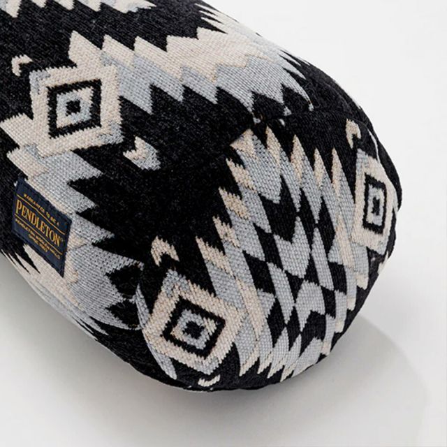 ペンドルトン PENDLETON 19800358 BOSTクッション WYETHFALLS ボルスタークッション 円筒形クッション 腰当て ネックピロー 多用途クッション インテリア 結婚祝い 新築祝い 引っ越し祝い ギフト プレゼント (250828)